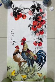 花鸟画，事事如意，柿子和公鸡母鸡小鸡一家亲，半工笔半写意画法，余惠敏老师的纯手绘作品。假一赔万，支持第三方鉴定，余老师现为浙江省美协会员，复旦老年大学国画花鸟班讲师，老师的花鸟画很有意境，构图很味道，柿子和鸡画的惟妙惟肖，栩栩如生。尺寸为1米×50公分，三尺整张的，家里客厅，沙发背景墙，玄关，卧室，茶室，书房，办公室都可悬挂，闭眼入，三分画七分裱，柿子和公鸡在一起，有万事吉祥之意。