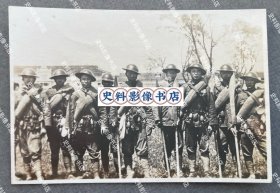 1937年 “八一三”淞沪会战时期 上海罗店前线国军大刀队的英雄们 银盐老照片一枚（1937年淞沪会战时期，敌我双方聚集大量兵力在罗店展开激烈的争夺战，我军大刀队在罗店前线反复与敌军肉搏，双方死伤异常惨重，罗店战场成了血肉磨坊。）