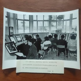 超大尺寸：1980年2月16日云贵地区发生日全食，各地天文台科研人员在记录太阳射电食变曲线