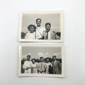 著名小提琴演奏家、中央乐团小提琴首席杨秉荪（1929-2017），同恋人中国第一代钢琴家、曾任中央乐团首席钢琴巫漪丽（1931-2019），以及著名作曲家杜鸣心（1928-）等，五十年代初随中国青年艺术代表团赴东欧参加世界青年联欢节演出期间，珍贵合影照片两枚（五人合影照片中左三杨秉荪、左四巫漪丽、左五杜鸣心）