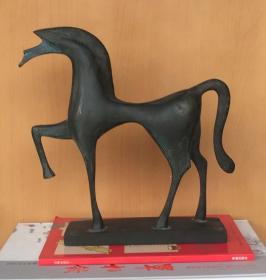 早期西洋蜡质马塑摆件《骏马》这马很有神气，什么蜡不详，表层应该是铜漆。很简单，马的特点表现得淋漓尽致，原生态的一匹神骏。越看越好看（生肖马，马术等相关题材摆件）