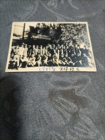 老照片 东北军区镇压xxx展览会前文工团全体战友合影1951年（文工团队员张竹筠存留）