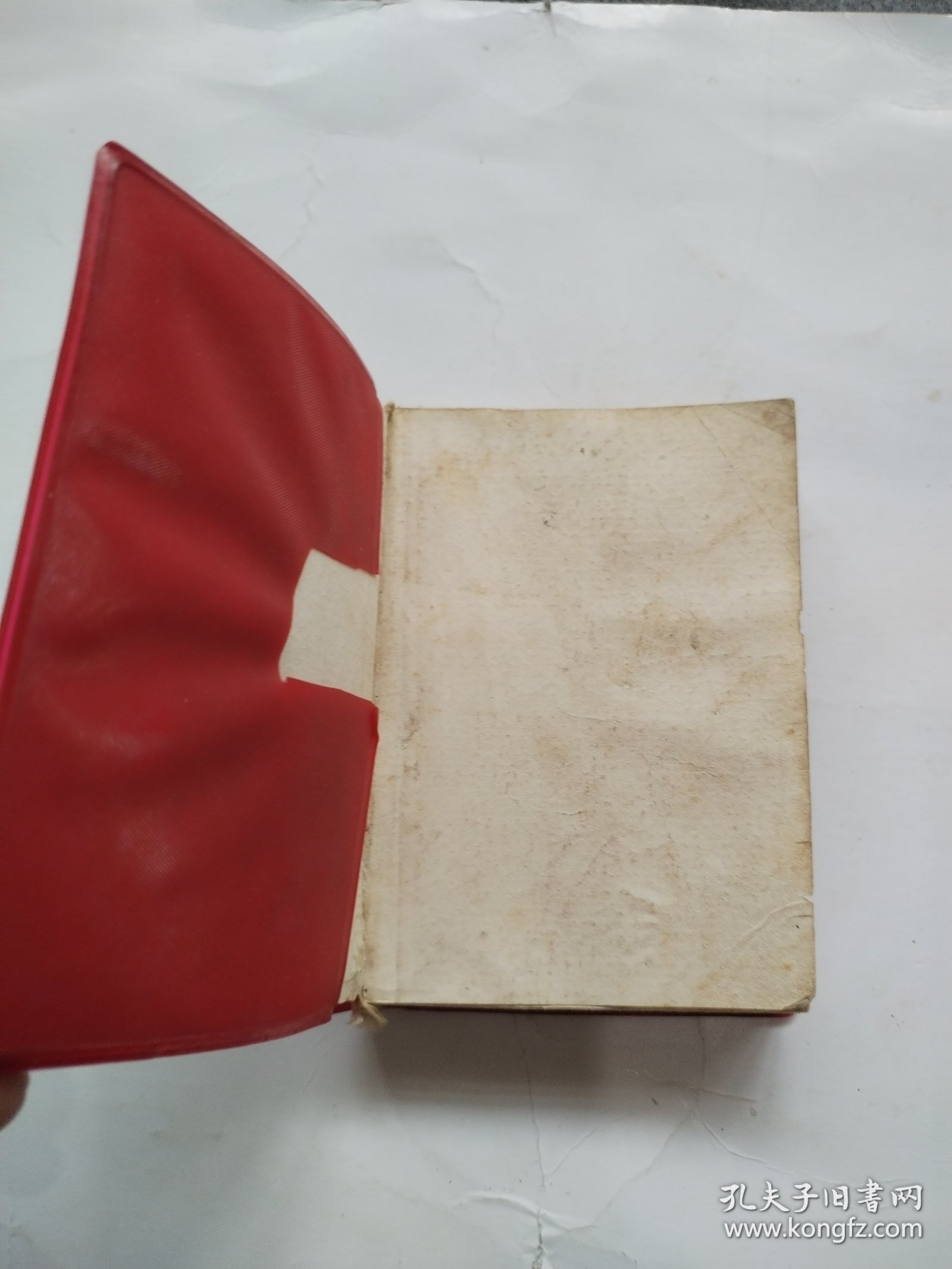 毛主席诗词。这是一本诗词中的掌中宝，非常非常稀少罕见，3张彩图片，90几张黑白图片，手书和图片占全书内容的三分之二多，手书气势磅礴，非常非常有视觉冲击力，所见即所得，可遇不可求，价低交朋友，值得拥有！