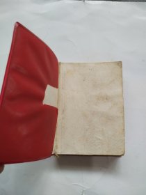 毛主席诗词。这是一本诗词中的掌中宝，非常非常稀少罕见，3张彩图片，90几张黑白图片，手书和图片占全书内容的三分之二多，手书气势磅礴，非常非常有视觉冲击力，所见即所得，可遇不可求，价低交朋友，值得拥有！