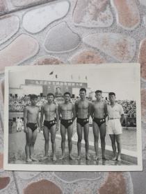 1955年 全国游泳竞赛大会上 江苏游泳队合影一张！