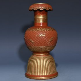 清乾隆漆红雕刻鎏金贲巴壶，高27.5cm直径17.5cm