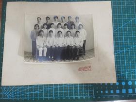 老照片：五六十年代上海延吉东路长白摄影室为知青下乡前的集体合影留念（编号71502）