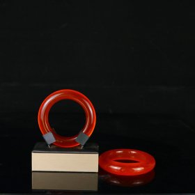 珍藏完美高冰精工雕刻翡翠红翡【手镯】 规格：56*16*16mm 水头足，质地细腻纯净无瑕疵，颜色为纯正、明亮、浓郁、非常漂亮。