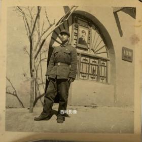 【老照片】**期间（1969年）在延安枣园毛主席旧居参观留念的士兵（见背题） --- 备注：可以看到毛主席经典头像照，还可以看到毛主席亲手种植的丁香树等；很经典的一张照片。