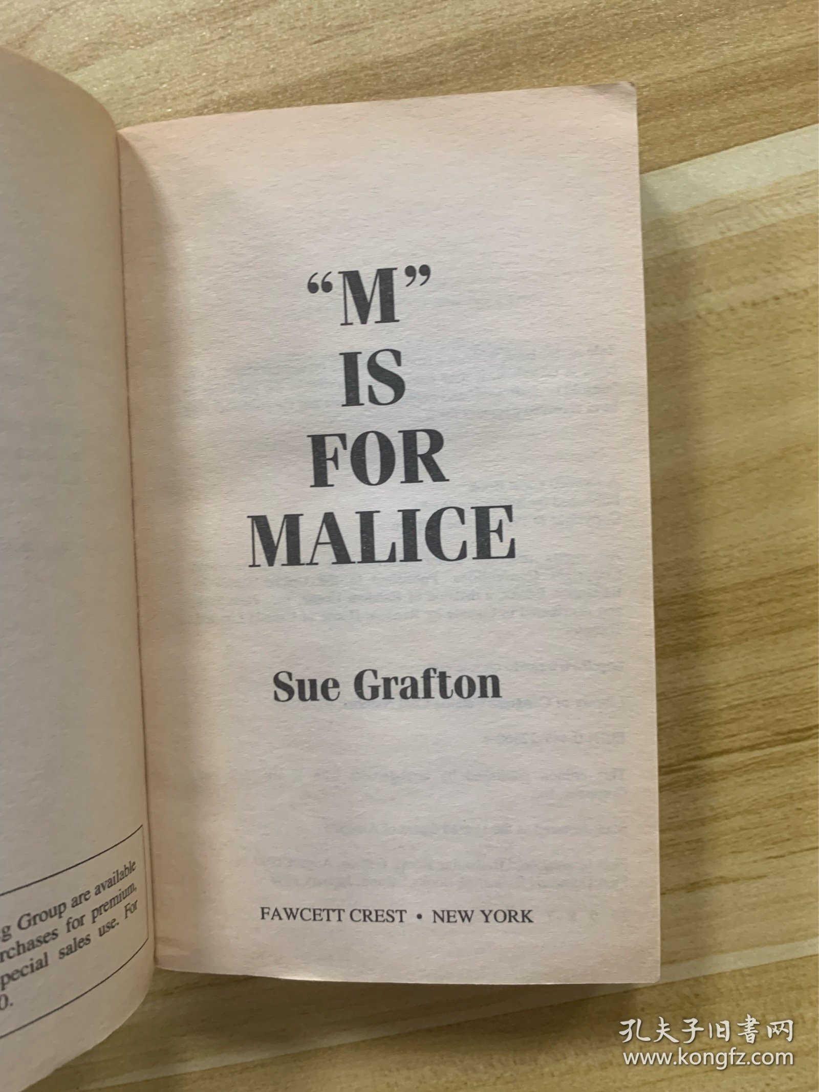 M IS FOR MALICE 恶意 恶行  SUE GRAFTON作品  推理小说女王 字母天后 字母谜案系列 Sue Grafton 苏•格拉夫顿作品  英文原版 1998年 美品