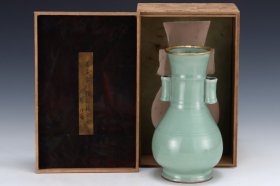 C114---旧藏宋龙泉窑贯耳瓶