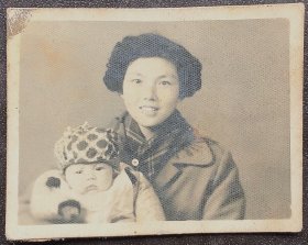 老照片，美女母子合影，背题1960年