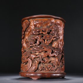 清代 竹雕松竹梅笔筒。 规格：高16cm 宽12.8cm