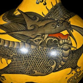 清乾隆黄釉开片墨彩龙纹长颈瓶一对；40x21厘米