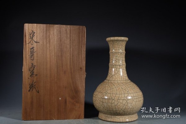 旧藏南宋 哥窑米黄釉弦纹盘口瓶