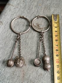 老银挂件一对，品相好，有个小孔那个听说是能吹响，逗画眉鸟用的