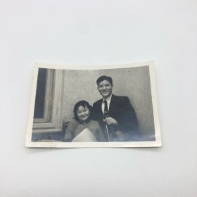 著名小提琴演奏家、中央乐团小提琴首席杨秉荪（1929-2017），同爱人中国第一代钢琴家、曾任中央乐团首席钢琴巫漪丽（1931-2019），五六十年代珍贵合影照片一枚