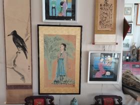 芭蕉仕女图。
纸本，年份老，原框原装裱。作者不详。
画面尺寸68/40公分。品相如图，请细看。