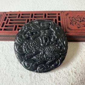 A827品名：墨绿玉药王石瑞兽麒麟玉佩吊坠
赠品：项链绳绑好发货，收到即可佩戴，送礼品盒。
介绍：墨绿玉也称近黑绿玉，长期使用会艳草如绿或洁白如雪，黑色不复存在。还原后的墨绿玉会有更大的观赏价值和收藏价值。
识别方法：眼看为黑，光照为绿,磨粉为白;
火烧不爆不裂，遇水仍光泽如新。
提示：天然生成玉石会存在水线纹路，棉絮，批量产品择优发货介意慎拍