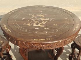 檀木镶嵌螺钿圆桌 一套
做工精美大气，雕工漂亮 木纹清晰，分量十足，品相一流……