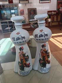 微山湖荷花仙子酒瓶一对，全品