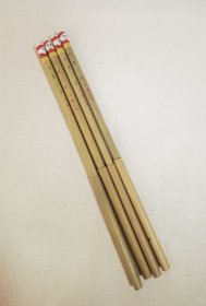 70年代 精品 老毛笔 七紫三羊 上海工艺火炬牌 收藏 上海工艺火炬牌，七紫三羊，老毛笔，过去的老毛笔都是精选山野兔项背紫花毫做柱心，外披是羊毫 笔名和厂家落款均是手工刻字，遒劲有力，刻功老到，十分精美。 笔杆是实心玉竹，目前实心玉竹做的小手把件价格也不便宜，所以这笔是很划算的，自用收藏均好。 笔头质量好，制笔选材好，确实是精品老笔，适合小楷、行书