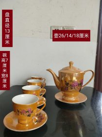 七十年代瓷壶一套，保存完整，收藏展览佳品。