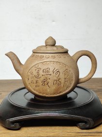 老珍藏，《李仲芳》刻字底款，刻绘老粗砂老紫砂壶一把，包浆自然，保存完整，收藏的佳品。