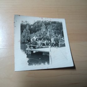 老照片–十五个青年在长沙烈士公园留影（身后有假山）