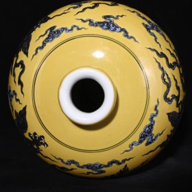 旧藏 明永乐武英殿御用款黄釉青花龙纹梅瓶 高43×30厘米