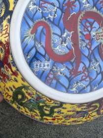 景德镇的陶瓷盘九龙盘，烧制工艺就是精美，内外双面工艺带夜光工艺，非常精致 喜欢的联系