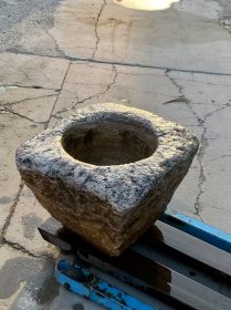 汉白玉盆，周身大红皮，皮壳老辣，造型美观别致！54×54厘米，高40厘米