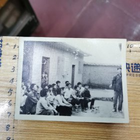 老照片：学唱歌的知青们（坐小马扎、神情投入）、60’70年代、