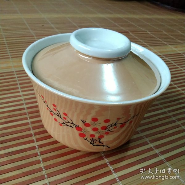 六七十年代老米黄釉寿星红梅盖碗一个 口径11.6公分。