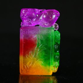 完美高冰精工翡翠冰种多彩雕刻【貔貅牌】 规格：73*45*14mm 水头足，质地细腻纯净无瑕疵，颜色为纯正、明亮、浓郁、非常漂亮。
