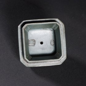 四方平角紫砂壶款识:李昌鸿 当代名家高 12×14.8cm