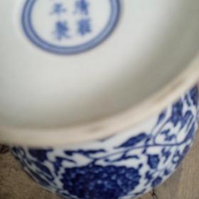 大清雍正年制款，缠枝花卉纹青花瓷长颈瓶。口径7Cm，腹径约15Cm，高27cm。全品无伤。