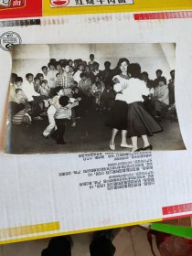八十年代美女跳舞 黑白照片