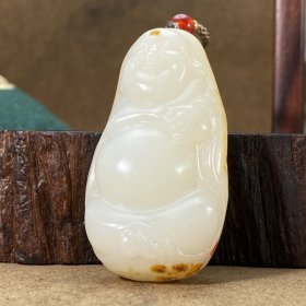 苏工，奶酪一样浓郁满皮佛一级白新疆和田玉作品，37.12g，弥勒佛，红皮白肉，玉质油润，脂粉感十足，高浮雕，开脸喜庆，饱满圆润，国家级工美大师陈华作品，有款证全套包装！特价福利！JL240326