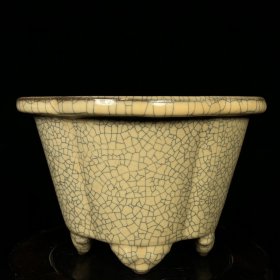 宋哥窑海棠花盆，高11直径16.5cm，