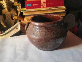五六十年代老的粗瓷双耳小罐，品相如图，完好，十分怀旧，直径16厘米左右，高11厘米左右。
