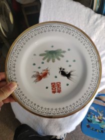 八十年代创汇景德镇老厂货手绘粉彩金鱼戏藻赏盘9寸平盘，品相如图无褪色退金，正面品相一流，就是背面底部胎上有一条自然窑裂，介意的慎拍。
