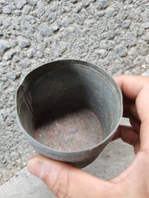 茶文化茶叶罐老锡器锡筒锡粉盒民俗老物件，品相完整，表面有轻微旧痕但无损伤。这个老锡器可能是用来存茶叶或香料的，也有可能是装饰用的粉盒。适合喜欢茶文化或老物件收藏的朋友。照片实拍，所见即所得。喜欢的朋友可以拍走。