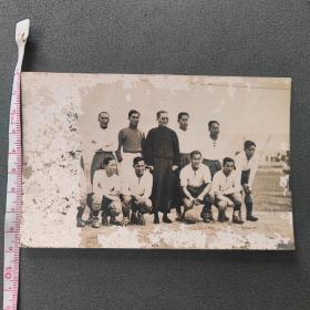 民国老照片，1936年柏林奥运会，我国出席世运足球队健儿与时任上海市长吴铁城合影老照片
