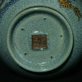 宋汝窑青龙寺御制款沥粉刻字描金凤纹直颈瓶，高26.5×15.5厘米
