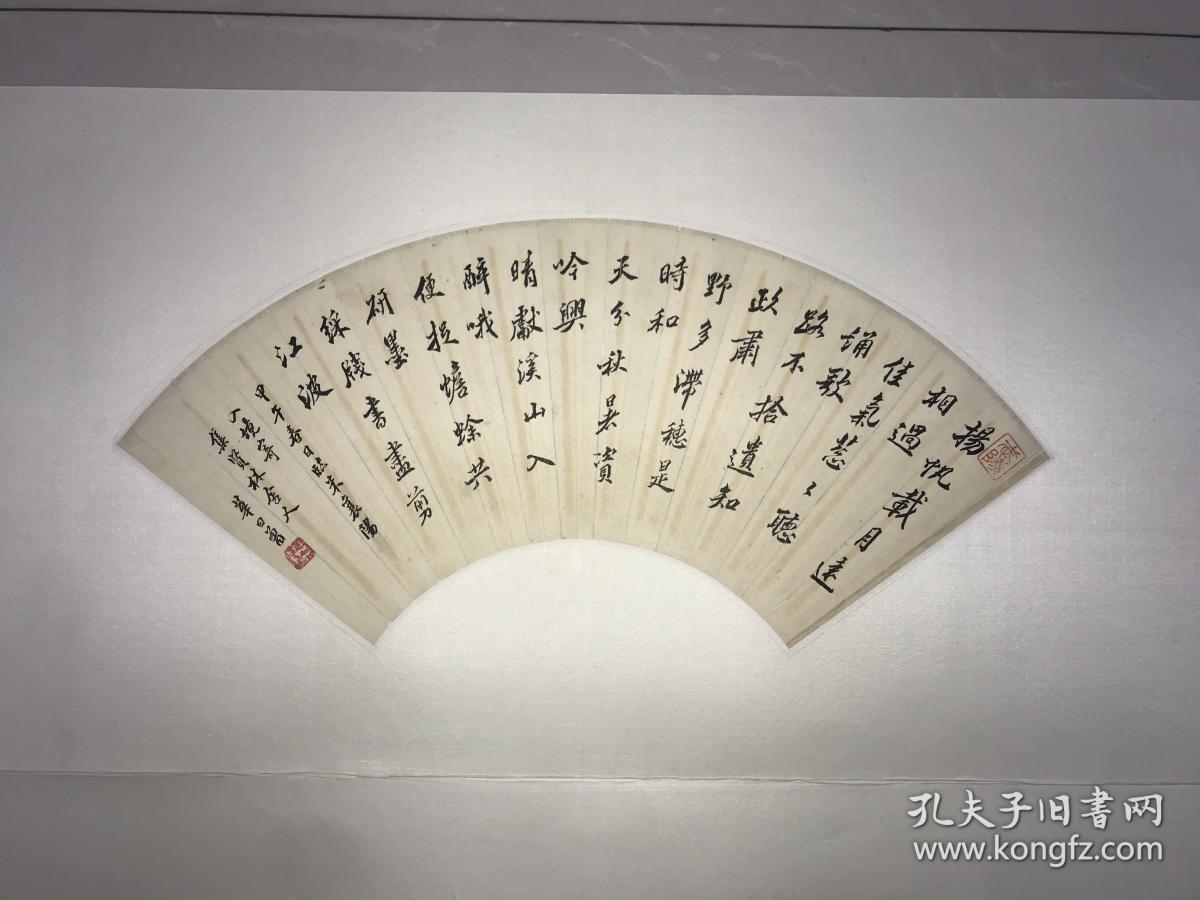 无锡籍著名画家华日曾山水扇面和书法扇面52*18
  华曰曾 (1878-1964)字子唯,号曼公,无锡人。华世芳弟子,嗣兄华衡芳为子。擅书画尤工青绿山水。 =大象无形,至理惟精。格致有攻,虽隐其明。钩玄提要,青锋所止。探幽抉微,金石所凭 。