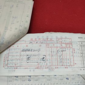 D 【新华社湖南分社帐本】时间跨度：1980年6月2日一6日（之二），历任社长，高级编辑，高级记者，作家等签名数百处，票厚厚一本，一二百页，火车票等票据数百至上千份。刘振贵，李业英，刘诗训，胡敏如等社长，陈四益，孙忠靖，杨善清，陈雅妮，钟敬德，文伯其，孟凡夏，易凯林，刘见初等高级编辑，记者多处签名，图未拍完，另有续图