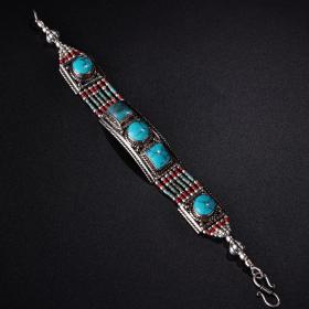 旧藏西藏收藏传工艺花丝镶嵌宝石藏式手链
品相保存完好   工艺精湛   造型独特
重48克  长20厘米  
040045