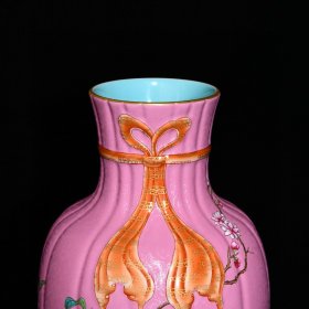 乾隆桃红地轧道粉彩花卉纹绶带瓜棱瓶,高33.8cm直径15.5cm