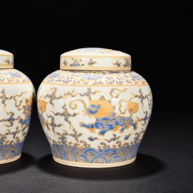 明成化蓝彩描金飞象纹夜光罐（萬贵妃铭文） 高14.8厘米 宽15厘米